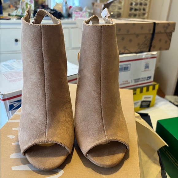 Never Worn Lulu's Tan Block Heel Peep-Toe Heels - Picture 2 of 4